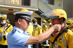 民警教外卖骑手正确佩戴头盔图片