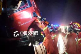 义乌消防队员用身体当凳子 让伤员“坐”了两个多小时图片