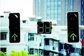绿灯还剩8秒就停车，后车司机怒了，拔走前车车钥匙……图片