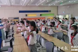 时隔四个月开学，小学生的隔空拥抱让人动容图片