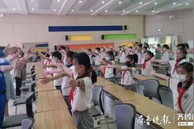 时隔四个月开学，小学生的隔空拥抱让人动容图片