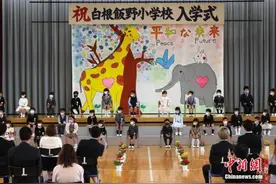 课桌隔两米、人数设上限，多国复课后加强防护图片