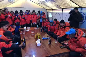 登顶珠峰，12位地大校友参与其中图片
