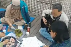 韩国民众三星太子家门口示威：吃着烤肉 唱着歌图片