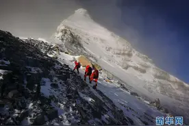 巅峰时刻！2020年5月27日11:03，2020珠峰高程测量登山队成功登顶珠峰图片