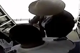 乘客抱塑料袋上公交，司机一看竟是煤气罐视频封面