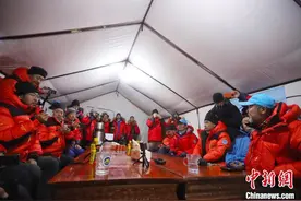 2020珠峰高程测量登山队登顶珠峰开展测量图片