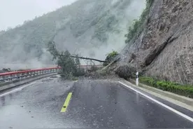 暴雨持续！怒江州多处道路受阻中断 交警大雨中坚守图片