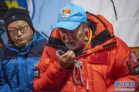 王勇峰：珠峰高程测量登山队队员们无愧英雄称号图片