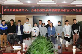 县融媒体中心携手县实验高中资助贫困大学生图片