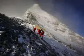 11：00，中国珠峰高程测量登山队登顶图片