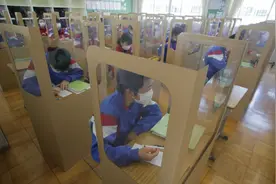 日本复课后学校频出抗疫奇招：戴透明面罩 纸箱中上课图片