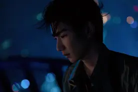 王源登《悦游》封面 复古叠穿港风来袭图片