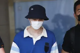 王俊凯戴渔夫帽穿蓝上衣清爽有型 配白色休闲裤活力足图片