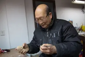 好神奇！他能让木头讲故事，喜怒哀乐一目了然图片