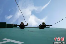武警特战队员高强度练就“飞檐走壁”硬功图片