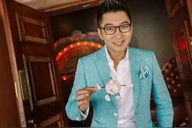 “被钢琴耽误的段子手”赵胤胤，没想到有一个这么“惨烈”的童年图片