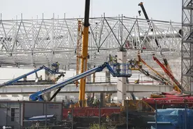 特斯拉上海Model Y工厂进入铺设屋顶阶段 建设进度迅速图片