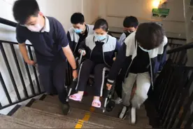 感动！郑州高二女生坐轮椅上下学 师生、保安组志愿队抬她上下楼图片
