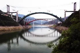 视角丨重庆奉节：郑万高铁梅溪河双线特大桥拱圈“双合龙”图片