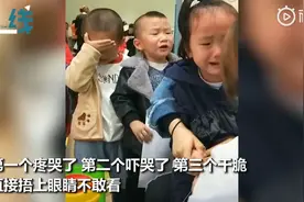 幼儿园采血现场哭成一片，小朋友们排队等，第三个捂眼不敢看图片