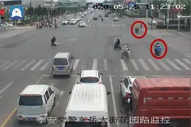 泰安俩外卖小哥监控下面闯红灯 处罚+约谈+曝光图片