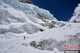 艰难登山路 风雪60载——纪念中国人登顶珠峰60周年图片