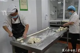 一家武汉幼儿园的跨界自救：厨师凌晨三点起床做面点，保育员送餐到小区图片