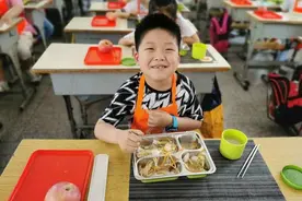 美味又营养！郑州市金水区农科路小学校园午餐丰盛开餐图片
