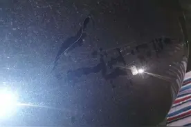 14岁男孩划伤小区11辆车，爷爷看完录像忍不住落泪！接下来的举动让人叫好图片