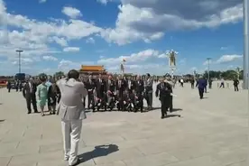 委员vlog看两会｜闭幕会后，委员们依依不舍合影留念视频封面