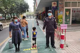 幼儿园即将开学，家长想送孩子回园图片