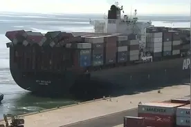 损失大了！货轮遇巨浪数十集装箱落水，大量口罩冲上海滩图片