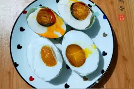 自制咸鸭蛋：金黄流油，超级香，专治夏天没胃口图片