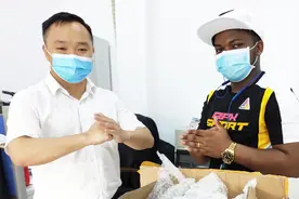 广州“的哥”归还遗失手提3台手机5部，外籍乘客抱拳致谢图片