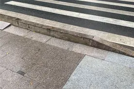 人行横道中间为什么突然加高？杭州60岁阿姨被绊倒摔得不轻图片