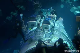 大片感！航天员水下失重训练图片