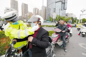 6月起昆明交警将严查骑摩托不佩戴头盔和乘汽车不系安全带图片