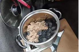 高速车内烧炭轻生 民警及时挽救生命图片