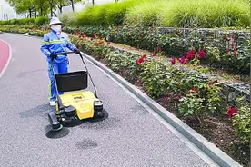 高标准保洁区域“席地可坐”，上海试点人机结合精细化保洁图片