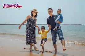 圆梦了！他在沙滩上写下“爱的表白”，与妻子牵手漫步青岛海边图片