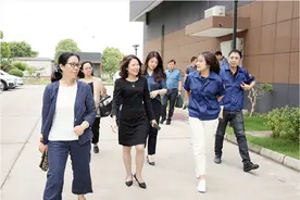 相城区领导来阳澄湖镇走访企业图片
