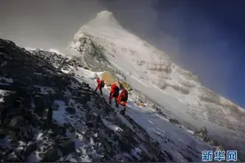 登顶！2020珠峰高程测量登山队站上喜马拉雅之巅图片