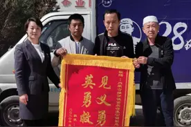 “低调哥”，你悄悄离开的背影真帅图片