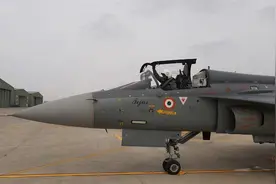 印度空军第二支光辉战斗机中队成立 空军司令亲驾机试飞图片