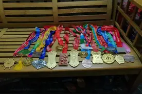 八块腹肌的杭州59岁社区保安，车库里随手练，群山间任性跑图片