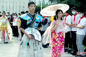 江苏苏州：初中生环保创意服装秀图片