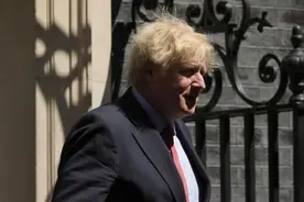 安全起见？英国女王允许约翰逊在白金汉宫锻炼图片