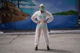 俄女护士透明防护服内穿比基尼遭处分，网友穿同款发起"比基尼挑战"声援图片