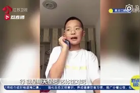 小朋友模仿老师接电话：没有剧本直接临场发挥图片